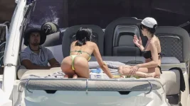 Aitana-en-un-yate-con-dos-amigos-y-sin-Sebastian-Yatra-1024x576.webp