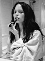634875819_jenna-ortega-daniyel-lowden-for-vogue-august-2025-2.jpg