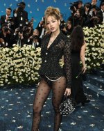face-eyes-body-go-WILD-LISA-MET-GALA-DEBUTlalisamanobal-lisamanoban-metgala-metgala2025-lisame...jpg