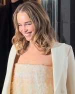 Emilia_Clarke_at_the_2023_Harper's_Bazaar_Women_of_the_Year_Awards.jpg