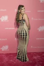 nelly-furtado-46-showing-off-her-beautiful-curvy-figure-and-v0-vgl4xzpsgzoe1.jpg