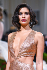 871588670_b Sara Sampaio 2fdNY-2022.png