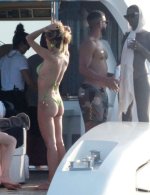 Rita_Ora_in_sexy_green_bikini_02.jpg