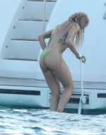 Rita_Ora_in_sexy_green_bikini_13.jpg