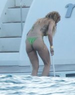 Rita_Ora_in_sexy_green_bikini_14.jpg