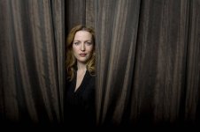 Gillian_Anderson_-_Pearl_Restaurant_Photoshoot_(Kosty555.info)_02[1].jpg