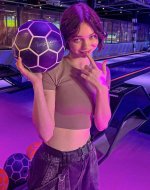 emma-myers-is-so-beautiful-v0-n4jjfawame8e1.jpeg