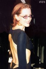 Gillian Anderson schaut String aus dem Kleid 4.jpg