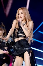 rose-blackpink-coachella-legs-booty-29.jpg