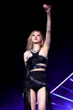 rose-blackpink-coachella-legs-booty-30.jpg