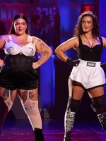 Nuestra @chanelterrero ayer 1 de Octubre  junto a @lapili_ en la @larevuelta_tve ©- @larevuelta.webp