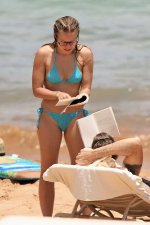 KristenBell_Blue_Beach_003.jpg