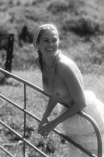 1544505525_NatalieRoser_TessLeopold_Series19(16).jpg.625bef8ce6bec561a57dd08cff09fd52.jpg