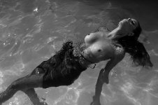 230163470_NatalieJayneRoser_NatalieImgraben_Series31(35).jpg.e5ab7c518b6e855b3b879172d9909c56.jpg