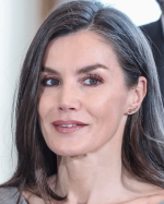 queen-letizia-v0-beacl31wdsjf1.png