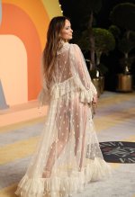 olivia-wilde-in-chloé-ss25-at-the-2025-vanity-fair-oscar-v0-qa2tvzutpdme1.jpg