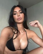 kim-kardashian-stuns-busty-selfies-803052914.jpg