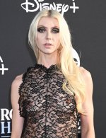 taylor-momsen-nipples-see-through-lace-dress-rock-hall-011.jpg