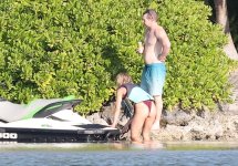 Sydney-Sweeney---Riding-jet-skis-in-Florida-1400fb4b81474f3fb84.jpg