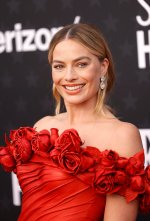 2024-01-14_MargotRobbie_196tqnt_margot_for_the_critics_choice_awards_january_2024_001816e9e7bf...jpg