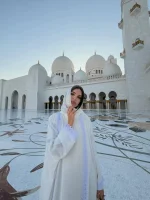 “Primeira vez em Abu Dhabi!Obrigada @visitabudhabi” — Emily Ratajkowski via ********** (3).webp