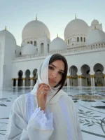 “Primeira vez em Abu Dhabi!Obrigada @visitabudhabi” — Emily Ratajkowski via ********** (2).webp