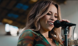 Screenshot 2025-12-09 at 18-50-27 Kiko y Shara - Hasta la luna (Video Oficial) - YouTube.png