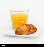 cruasan-y-zumo-de-naranja-desayuno-mbw7f1.jpg