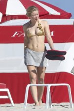 Zara Larsson - Enjoys a bikini beach day (11).jpg
