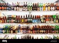 las-cervezas-importadas-en-los-estantes-de-una-tienda-de-cerveza-japonesa-tokio-japon-e5ch3t.jpg