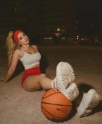 Jugaba al basket sin cansarme demasiado porque por las noches me sacaba el graduado 🏀⛹️_♀️.......jpg