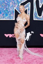 380848089_dojacat2023mtvvmas50.jpg