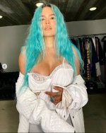 A Karok G casi se le sale una teta cuando llevaba el peño teñido de verde.jpg