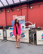 La periodista Sarah Santaolalla en Telecinco con chaqueta rosa.jpg