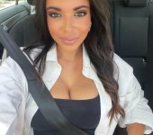 Sarah Santaolalla con camisa blanca y top negro en el coche.jpg