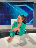Sarah Santaolalla con chaqueta verde en el plató de un programa de televisión.jpg
