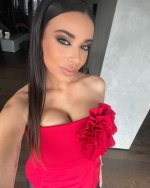 Sarah Santaolalla con el pelo liso, ojazos y labios perfectos.jpg