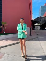 Sarah Santaolalla en el exterior de los estudios de Mediaset con chaqueta verde.jpg