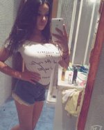 Sarah Santaolalla haciéndose un selfie en pantalones cortos y camiseta ajustada.jpg