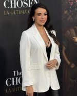 Sarah Santaolalla posando en un evento con una chaqueta blanca y escote.jpg