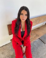 Sarah Santaolalla vestida con un traje rojo.jpg