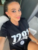 La atractiva comunicadora Sarah Santaolalla con una camiseta feminista (3).jpg