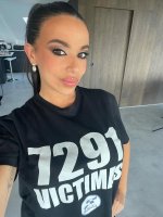 La atractiva comunicadora Sarah Santaolalla con una camiseta feminista (4).jpg