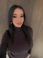 Las tetas de Sarah Santaolalla con jersey ceñido (5).jpg