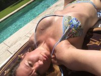 Carmen Porter tomando el sol en bikini en la piscina.jpg