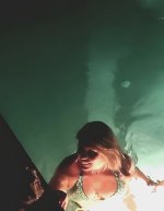 Carmen Porter chapuzón en la piscina de noche.jpg