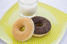 33869869-donuts-y-vaso-de-leche-en-el-jardín.jpg