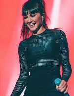La cantante Aitana Ocaña sonriendo al público en una gala.jpg