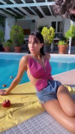Tiktok Aitana (@holaitana.) en la piscina (2).jpg