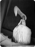 Babette making up. 1926 Man ray photographie La photographie en noir.png